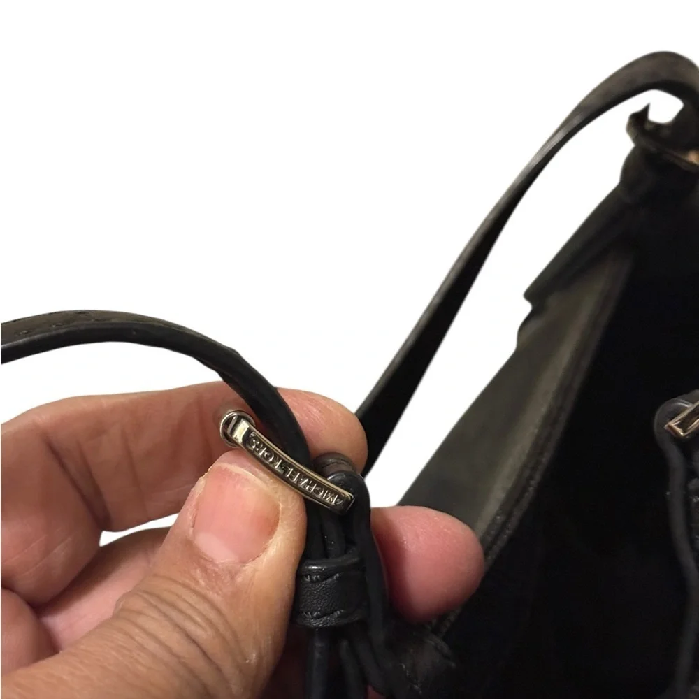 Michael Kors Elegant Black Handbag. Sides packets with a log in the front